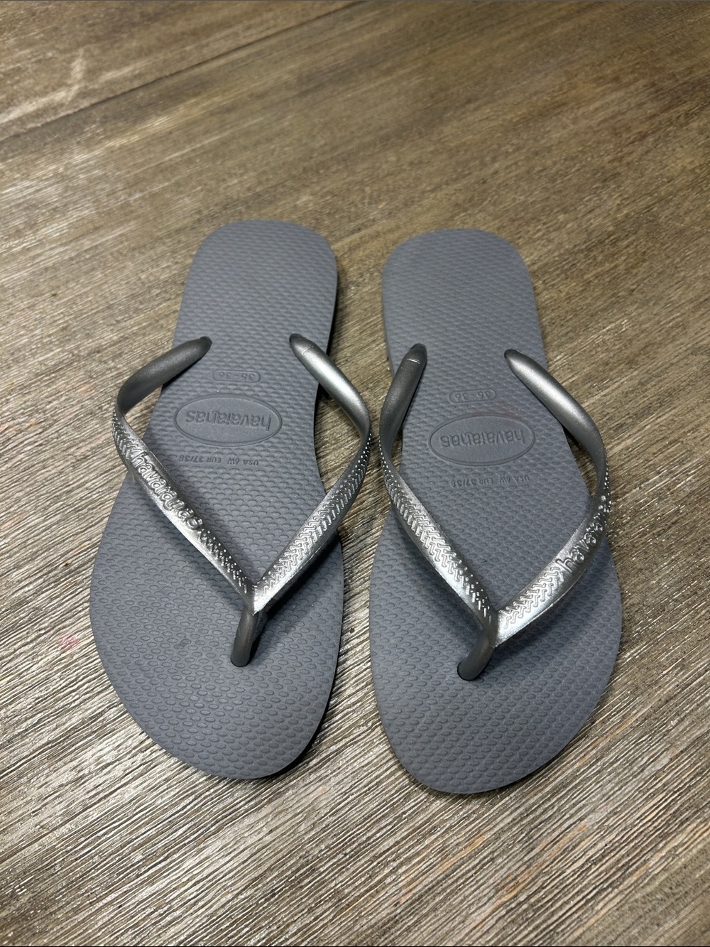Havaianas Slim Flip Flops in Gray with Metallic Strapst, New no Tag, Sz. 6W.